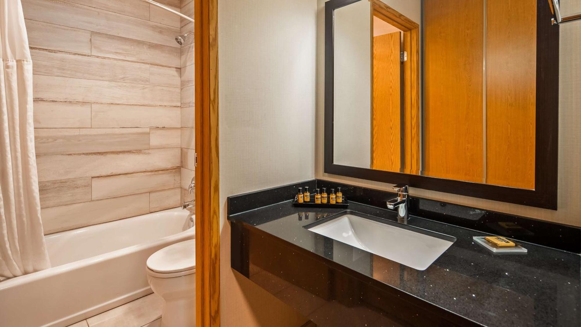 Best Western Plus Country Meadows Inn Aldergrove Екстериор снимка